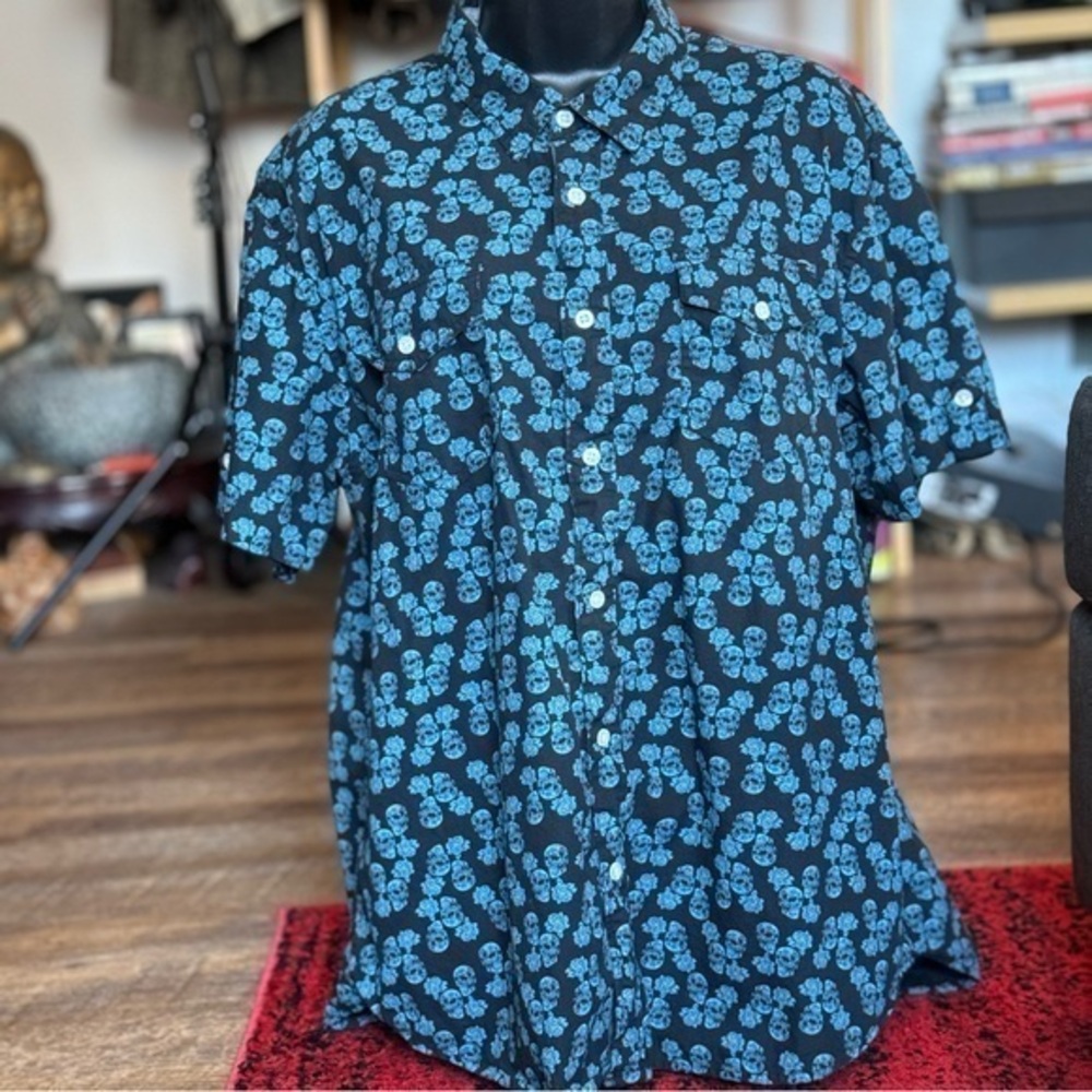 Skulls and Roses Short Sleeve Button Up Size XL By JACHS NEW YORK💀🌹
